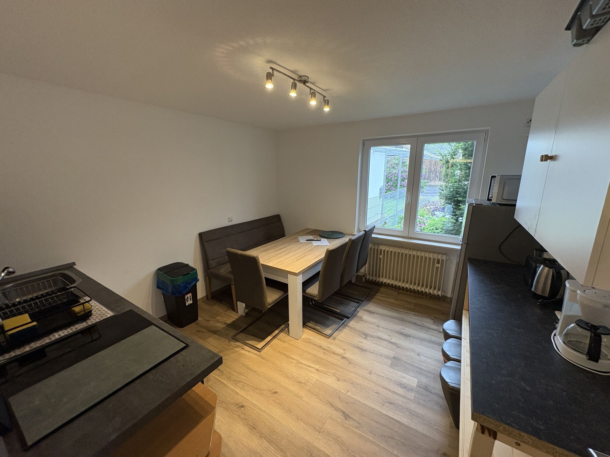 Wohnung 2: Gemeinschaftsküche mit Essplatz und Sitzbank