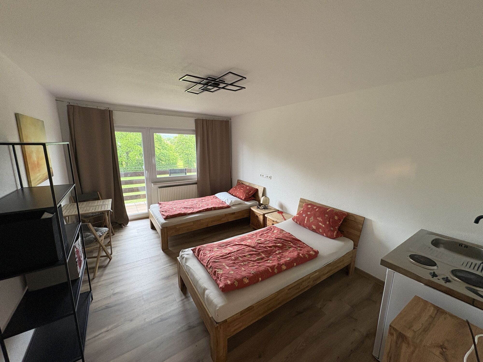 Wohnung 2: Zimmer mit Kochnische und Balkon