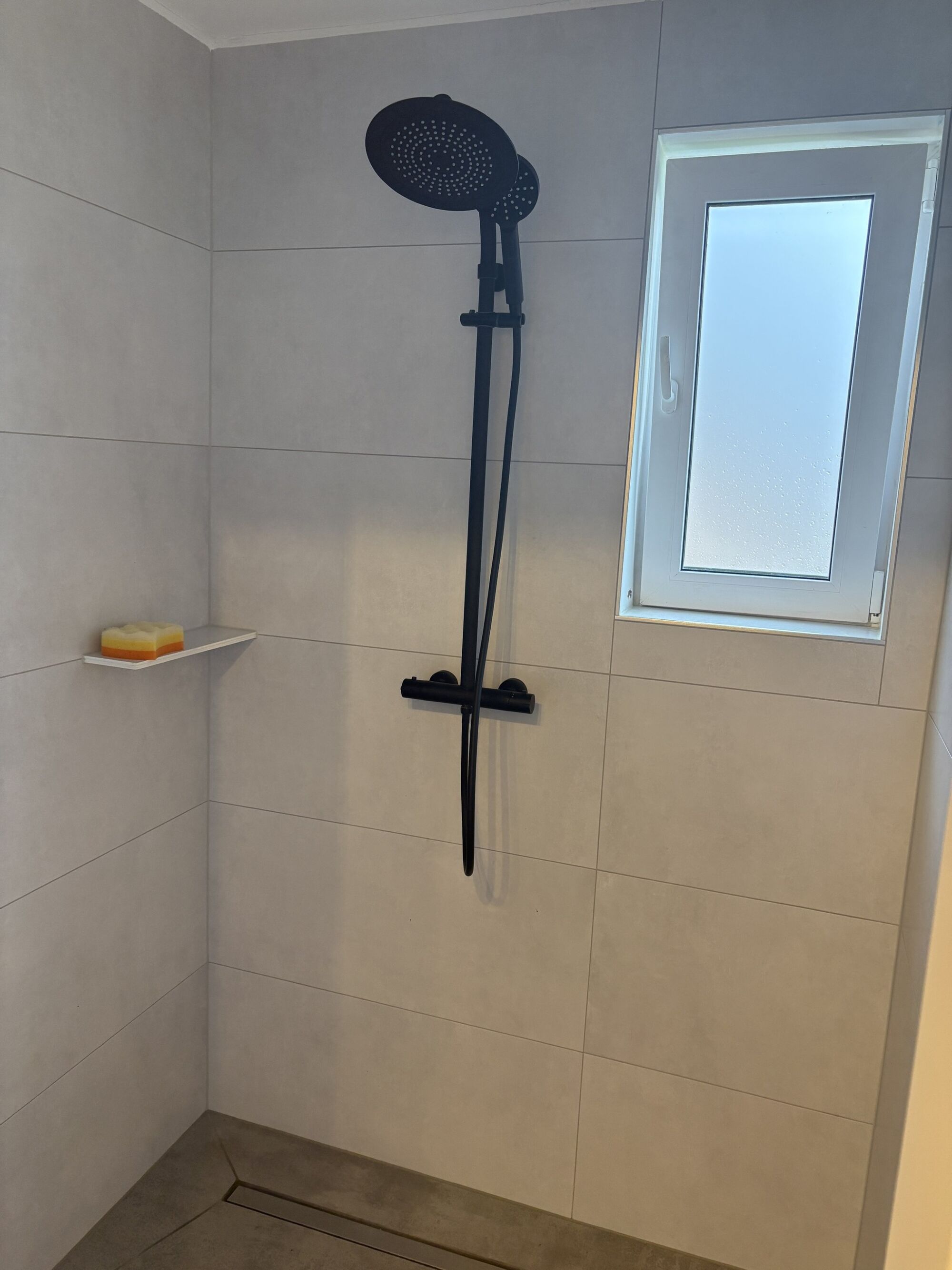 Wohnung 2: Duschbad mit bodengleicher Dusche