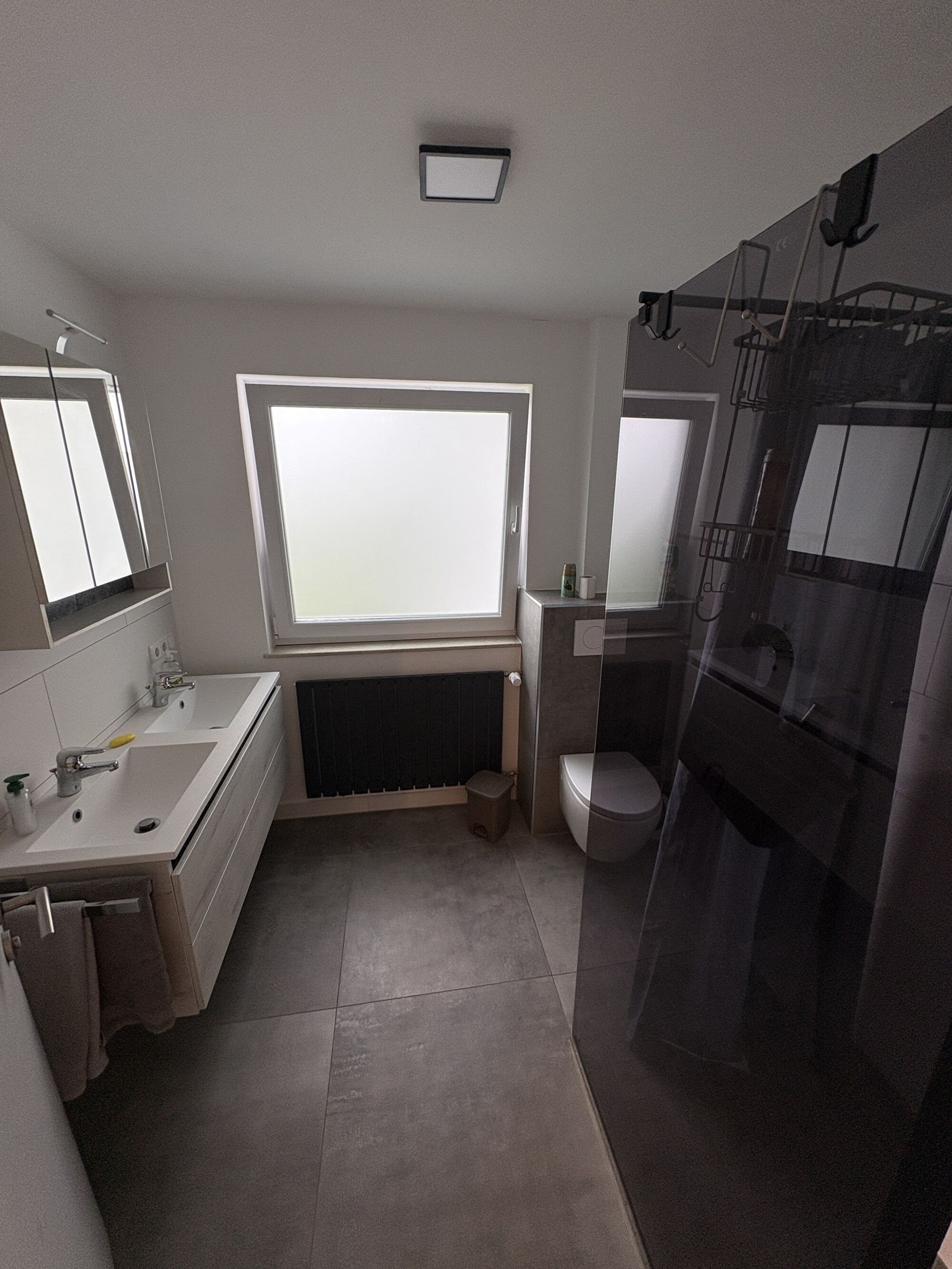 Wohnung 2: Bad mit Doppelwaschbecken und Dusche