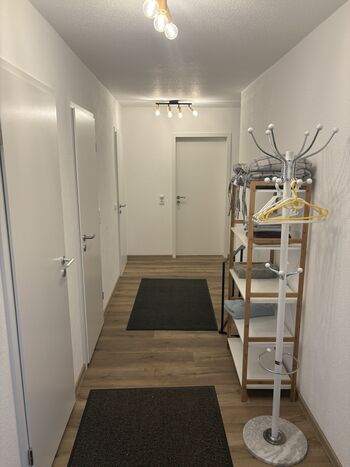 Wohnung 2: Flur mit Garderobe
