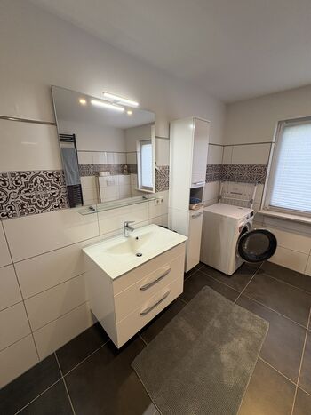 Wohnung 1: Bad mit Waschmaschine
