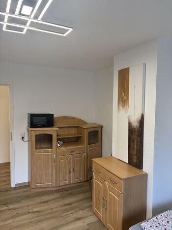 Wohnung 2: Zimmer mit Mikrowelle und Stauraum