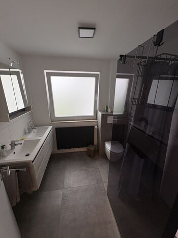 Wohnung 2: Bad mit Doppelwaschbecken und Dusche