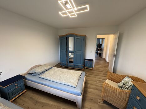 Wohnung 2: Zimmer mit Kleiderschrank