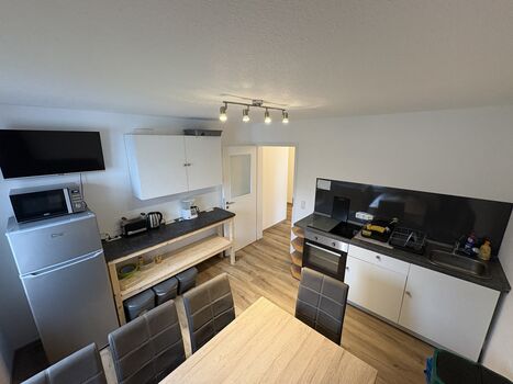 Wohnung 2: Küche mit Backofen, Ceranfeld und Kühlschrank