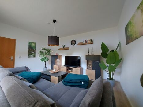 Gemütliches Wohnzimmer mit Spielekonsole