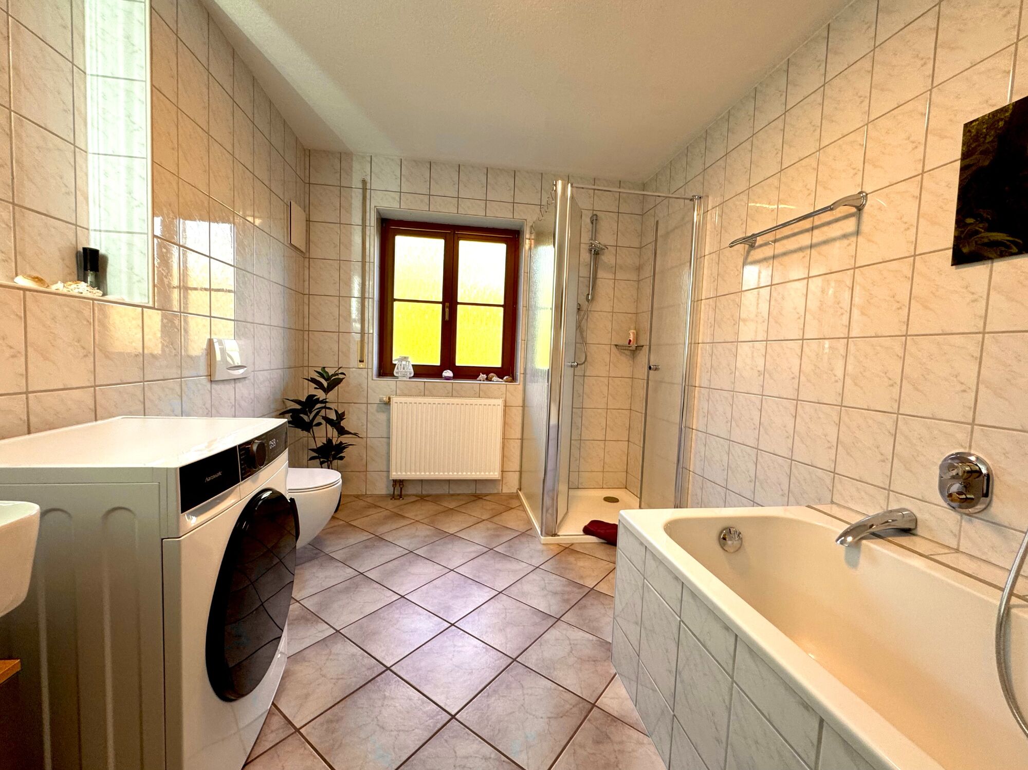 Bad mit Dusche und Badewanne