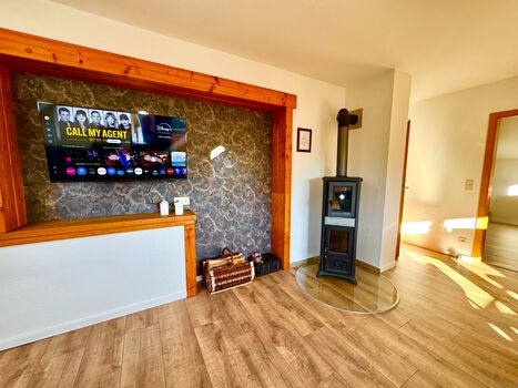 Wohnzimmer TV und Kamin