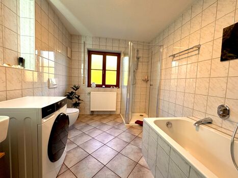 Bad mit Dusche und Badewanne