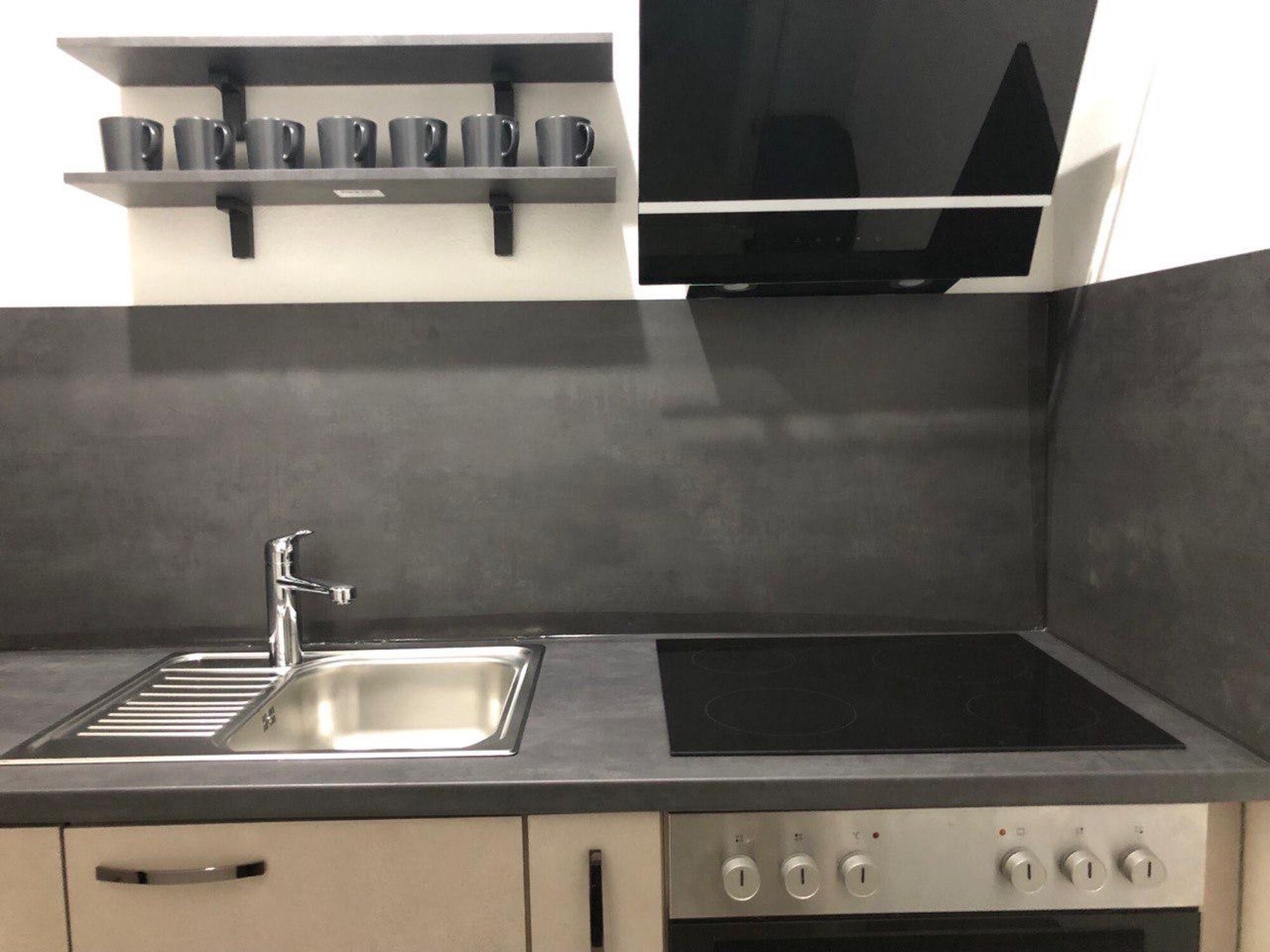Küche mit Herd, Backofen,Geschirrspülmaschine, Kühlschrank, Kaffeemaschine, 