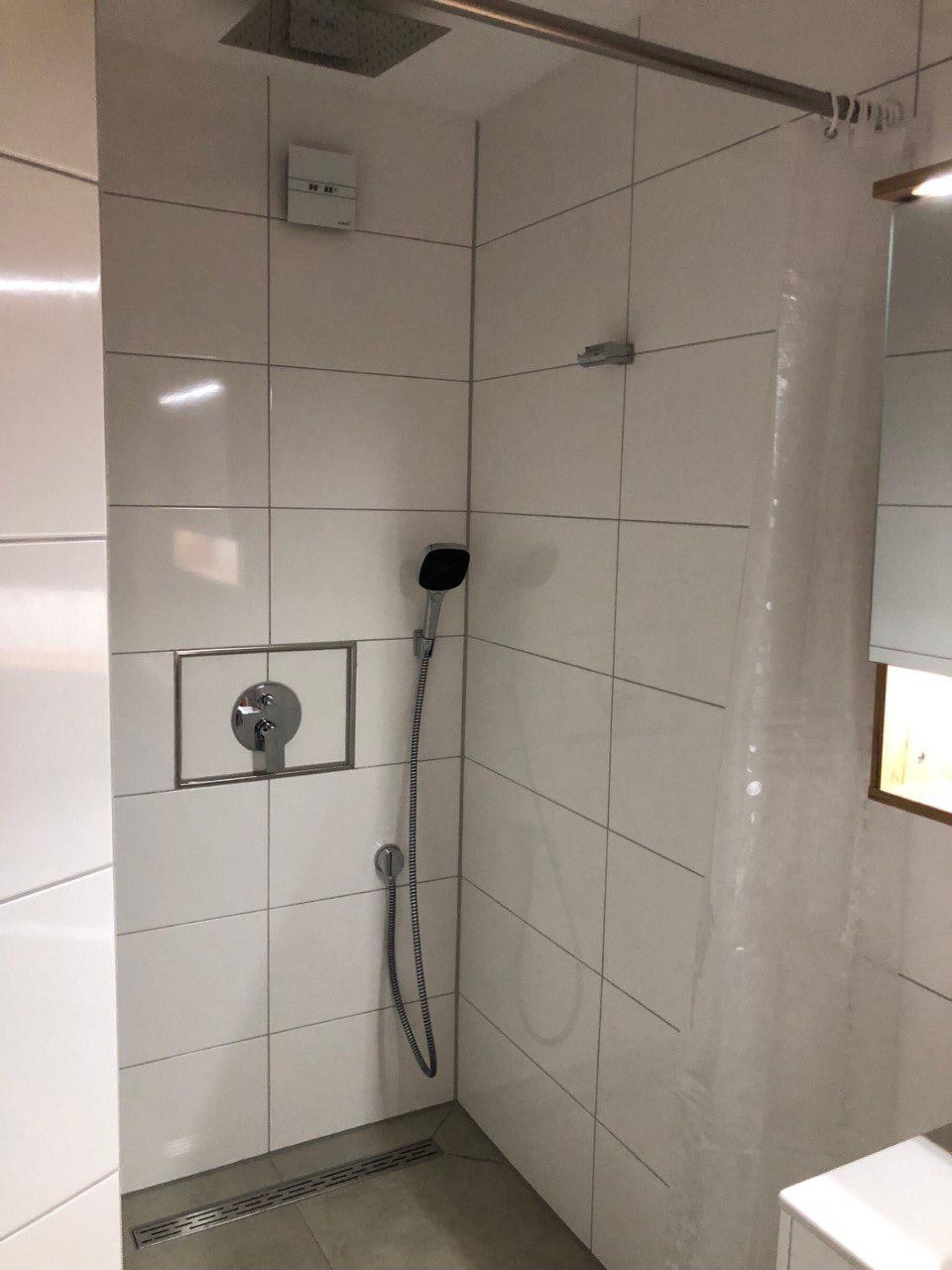 Neue, große begehbare Dusche