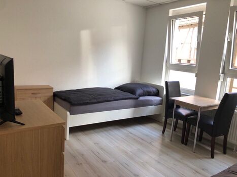 Helle, geräumige Zimmer mit hochwertigen Betten und Fernseher in jedem Zimmer 