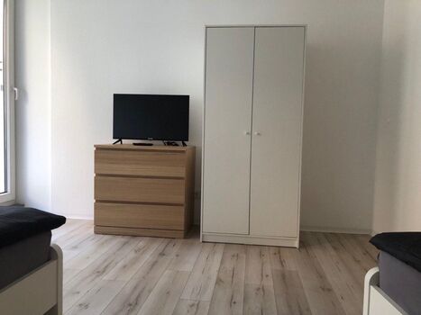 Fernseher und Kleiderschrank in jedem Zimmer 