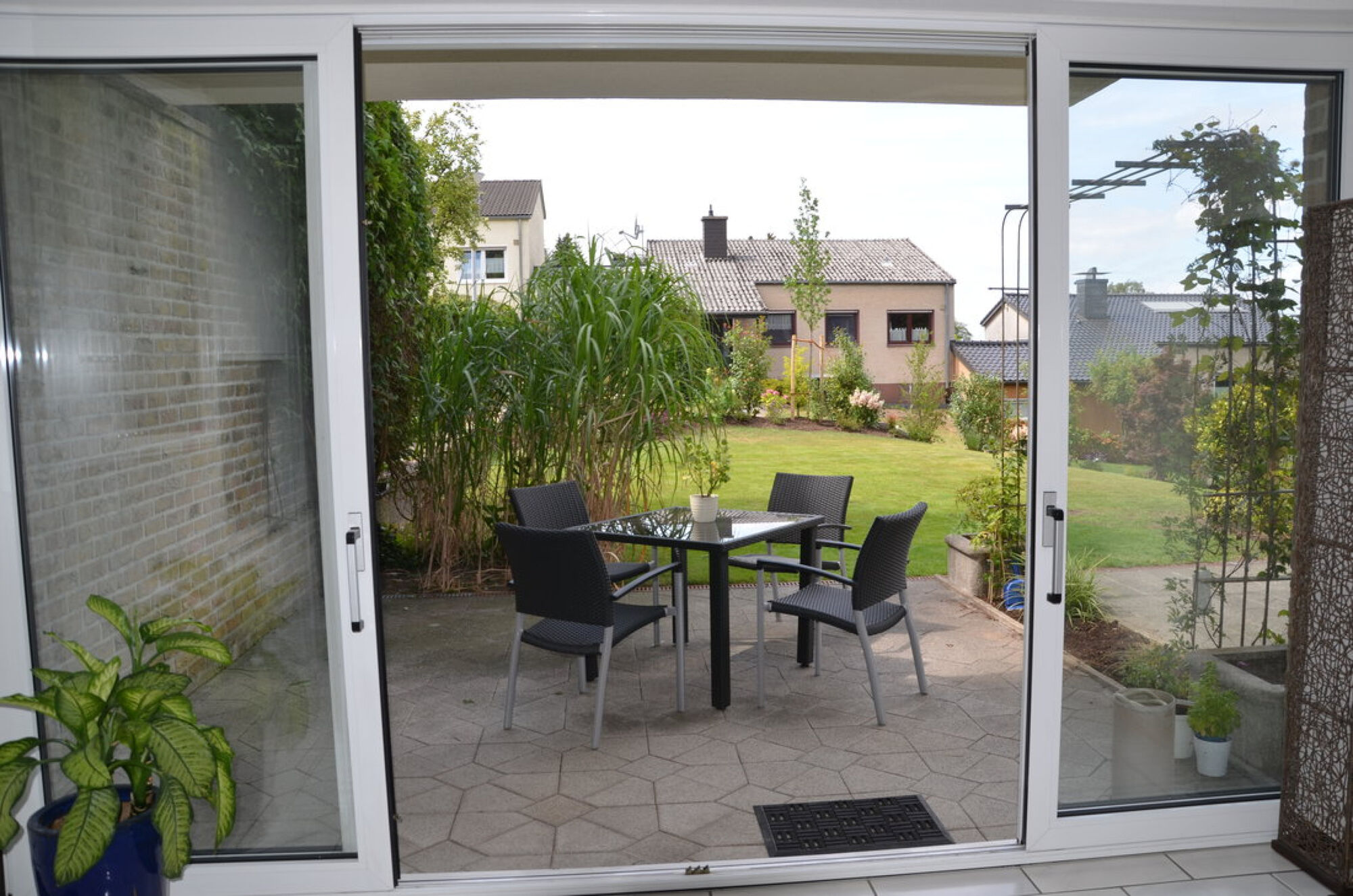 Blick vom Wohnbereich in den Garten