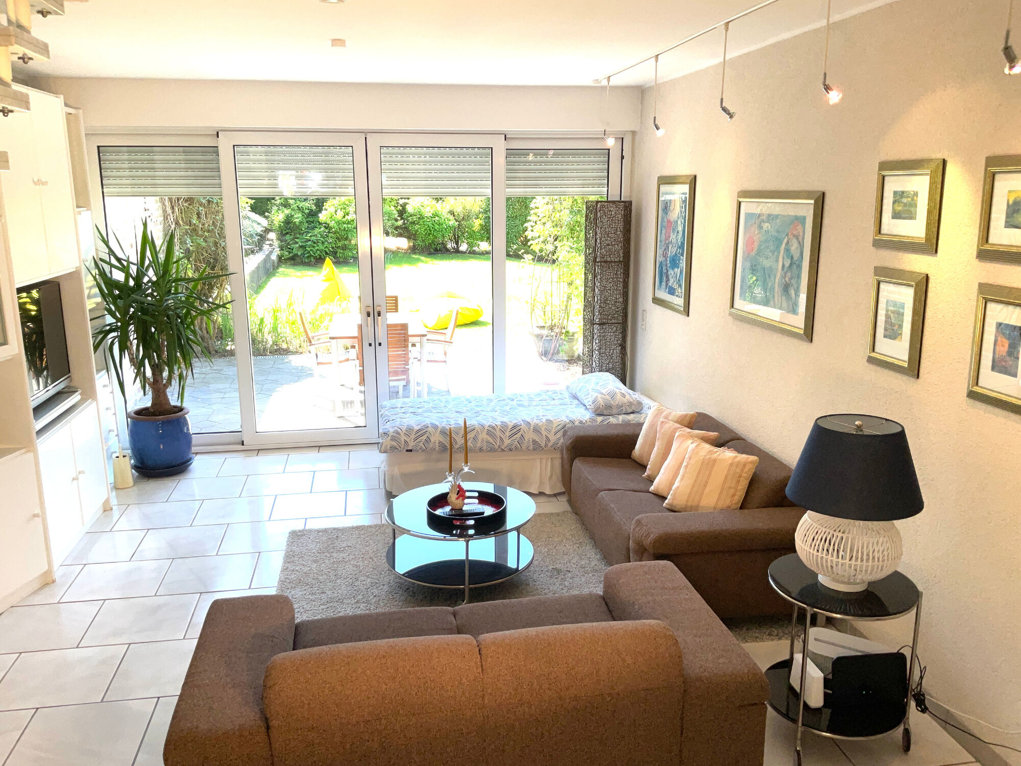 Großes Wohnzimmer mit bodentiefer Fensterfront zum Garten