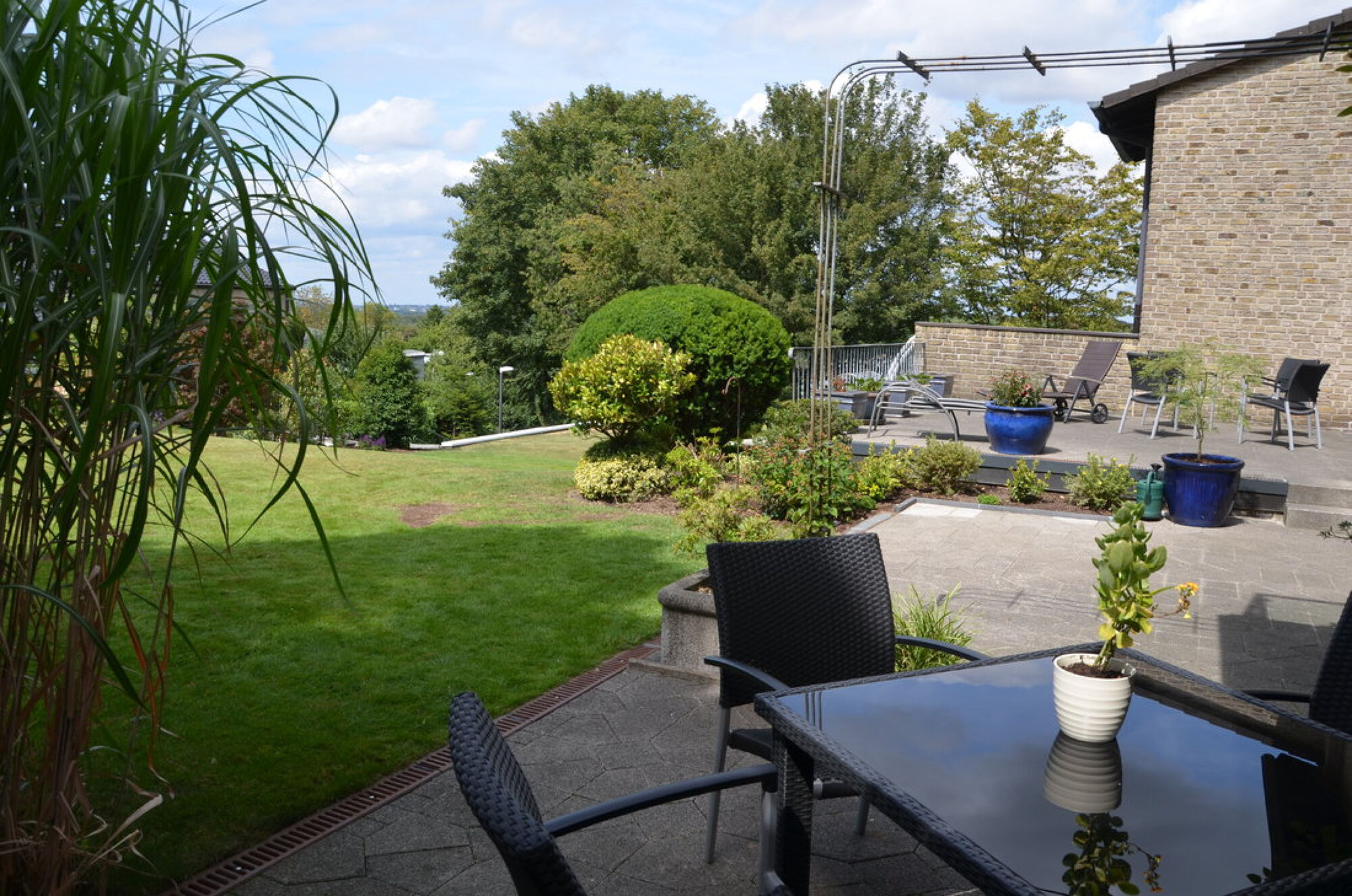 Eigene Terrasse in schöner Gartenanlage