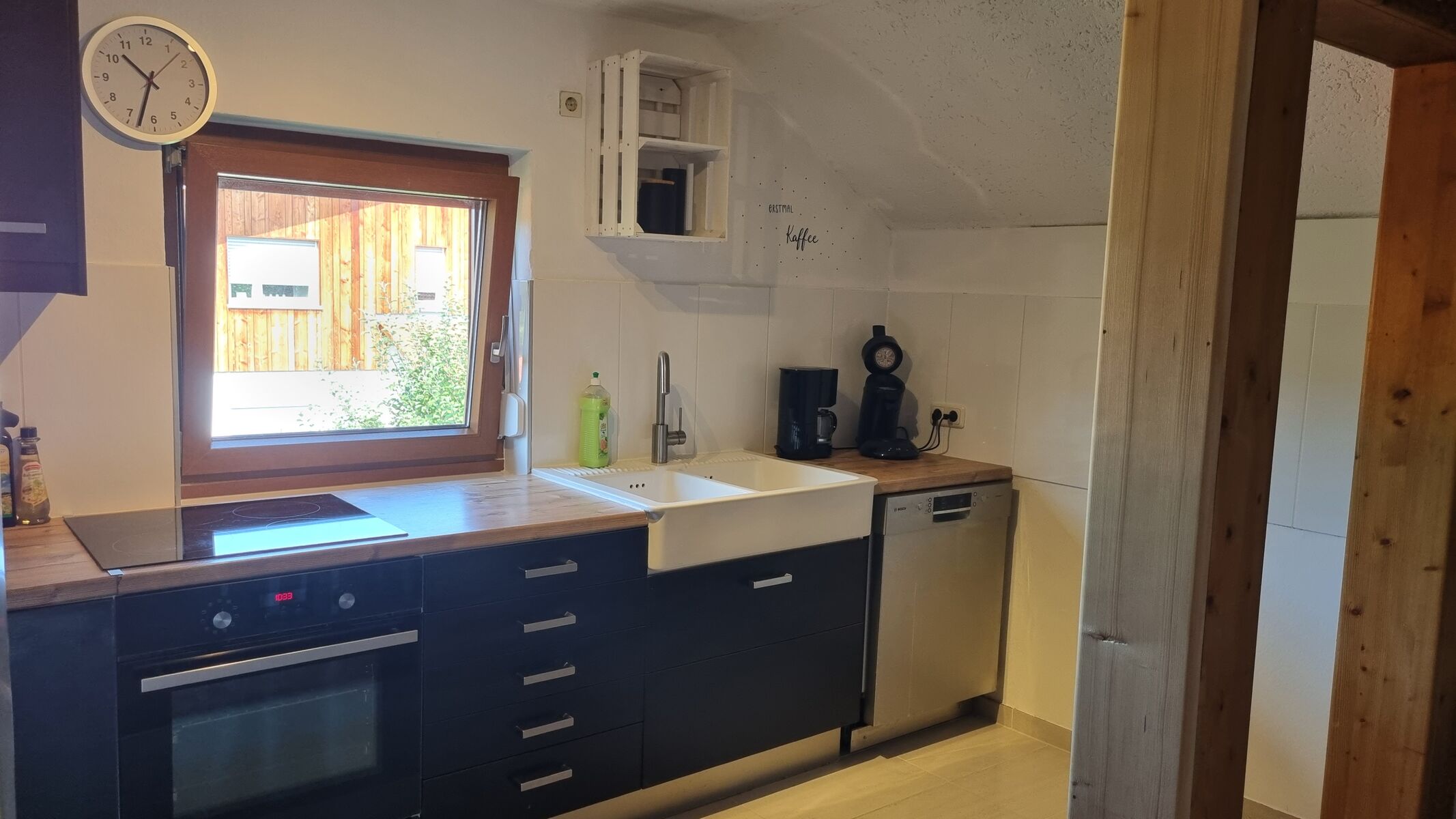 Küche mit Herd, Spülmaschine, Kühl/Gefrierkombi, Mikrowelle, Kaffeemaschine, Wasserkocher, Toaster