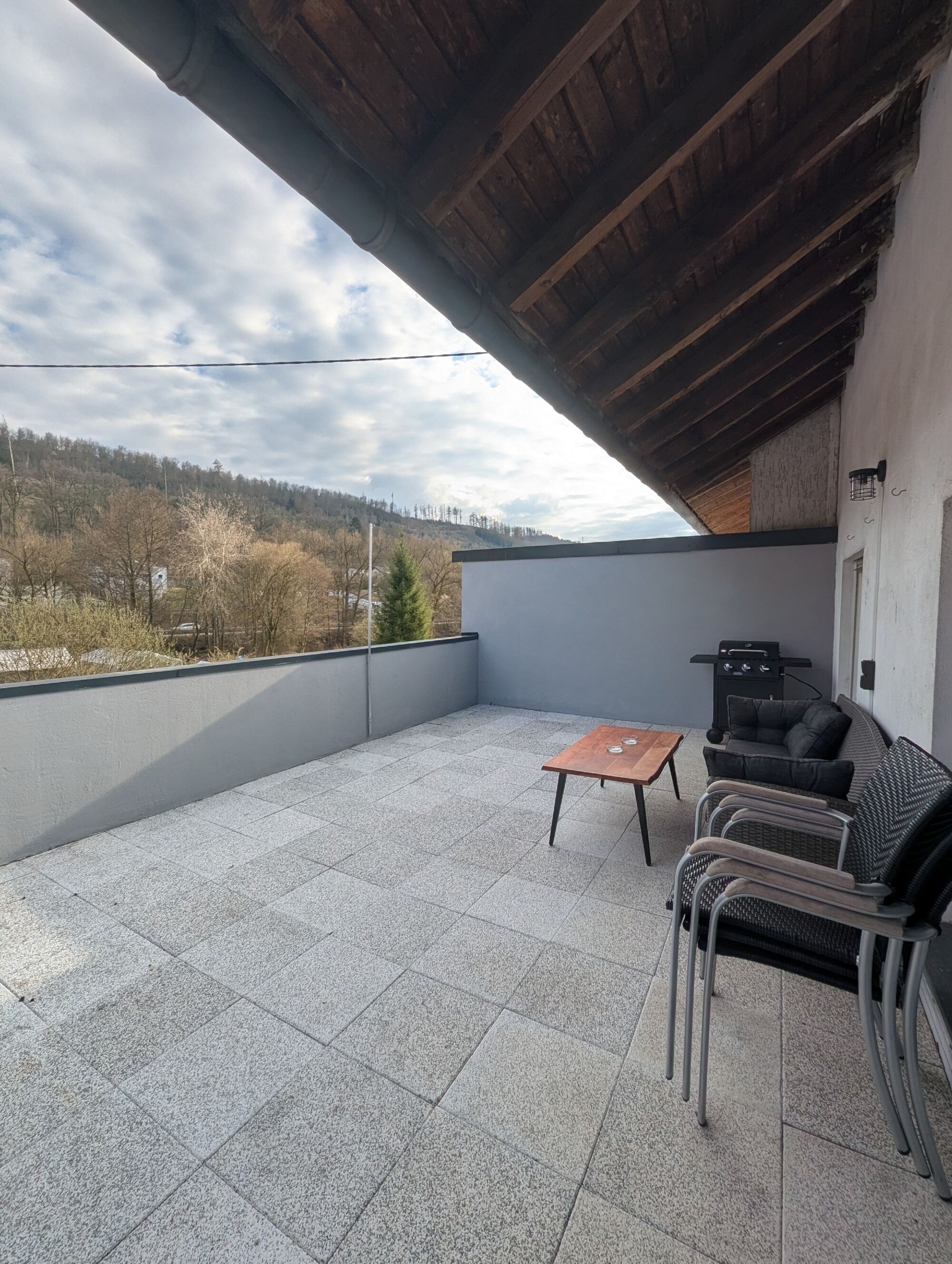 Große Terrasse mit Gasgrill