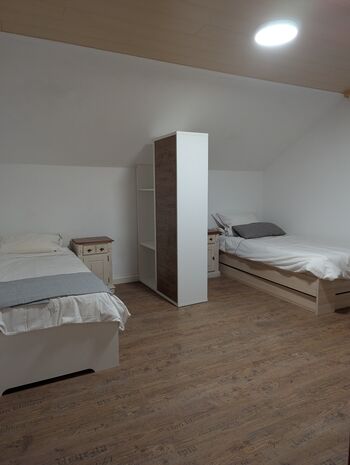 Doppelzimmer mit Sichtschutz und TV