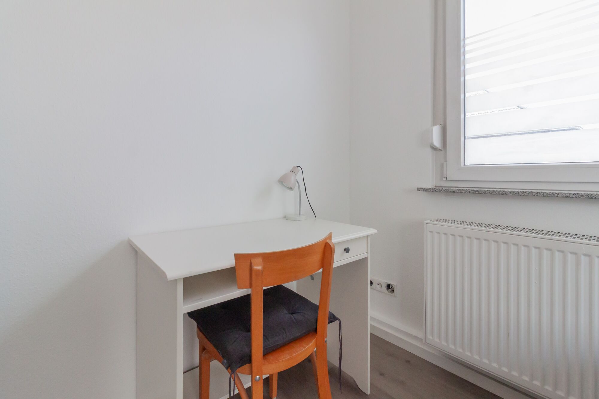 Schlafzimmer 3 mit 2 Einzelbetten, Kleiderschrank und Schreibtisch