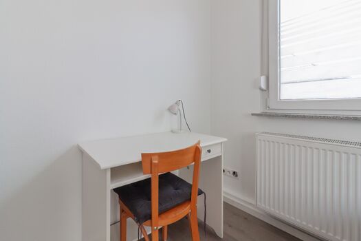 Schlafzimmer 3 mit 2 Einzelbetten, Kleiderschrank und Schreibtisch