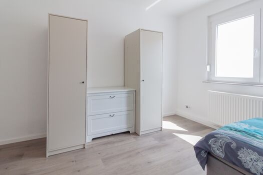Schlafzimmer 1 mit 2 Einzelbetten, Kommode & Kleiderschrank