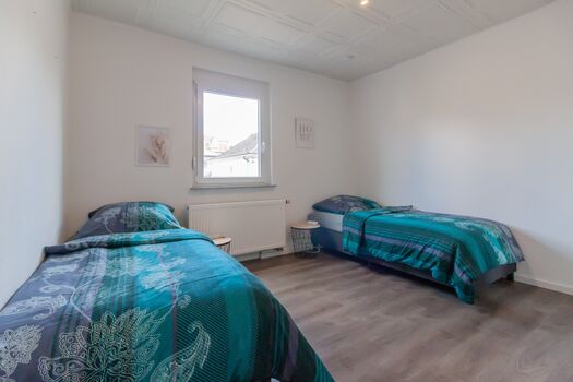 Schlafzimmer 2 mit 2 Einzelbetten & Kleiderschrank