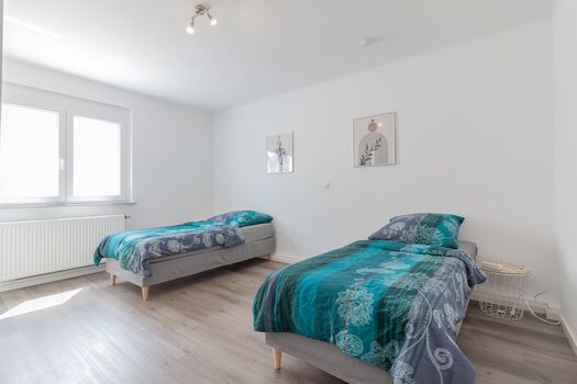 Schlafzimmer 1 mit 2 Einzelbetten, Kommode & Kleiderschrank