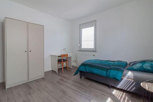 Schlafzimmer 3 mit 2 Einzelbetten, Kleiderschrank und Schreibtisch