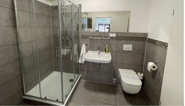 Moderne Badezimmer | Waschmaschine im Keller