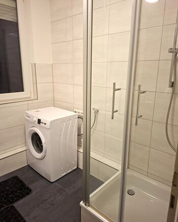 Bad Dusche und Waschmaschine