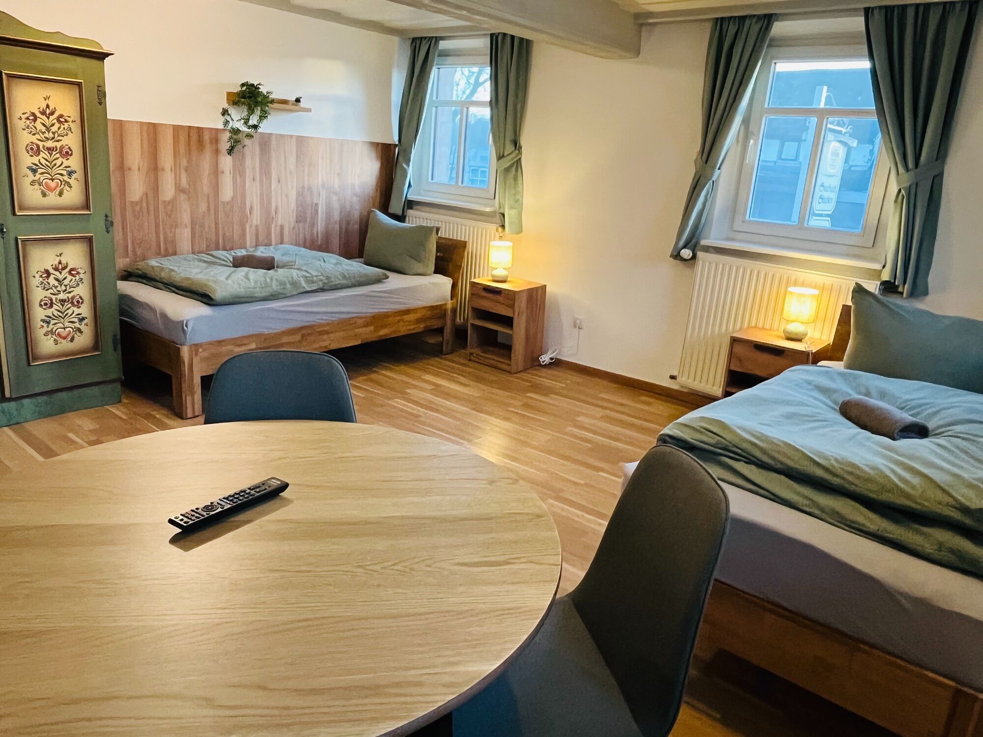 5: 2 Zimmer Familien Apartment für bis zu 4 Personen: Wohnzimmer mit 2 Einzelbetten