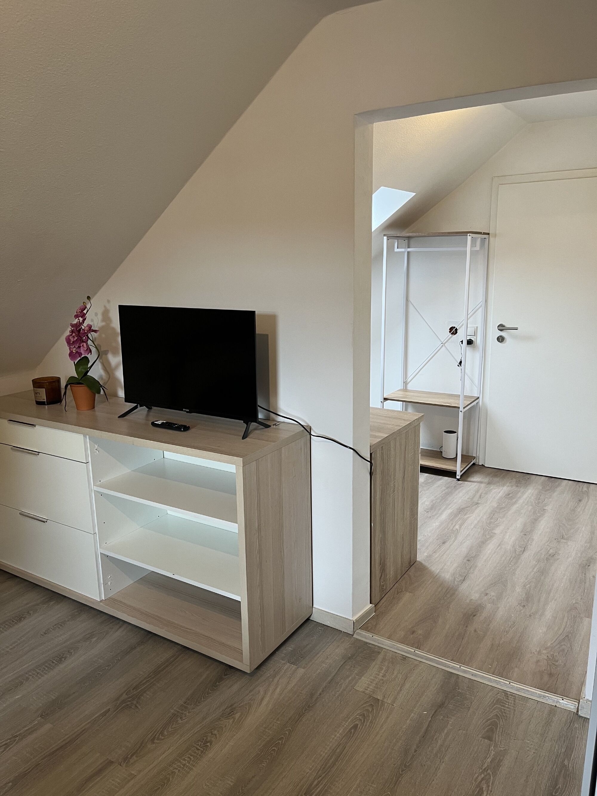 6: großes Studio Apartment: TV & Schreibtisch