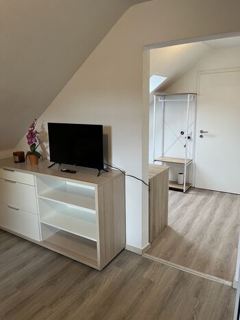 6: großes Studio Apartment: TV & Schreibtisch