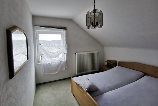 Schlafzimmer mit Doppelbett