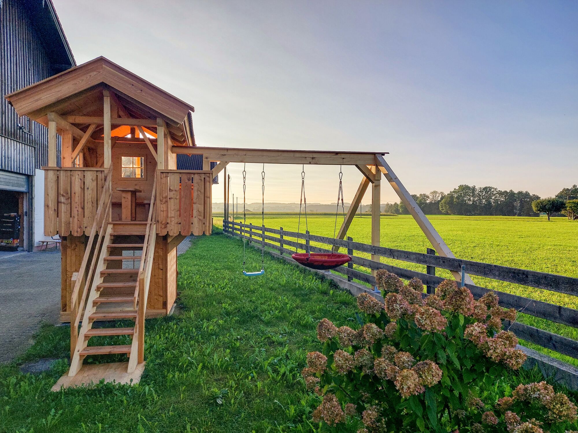 Spielehaus mit Schaukeln, Rutsche