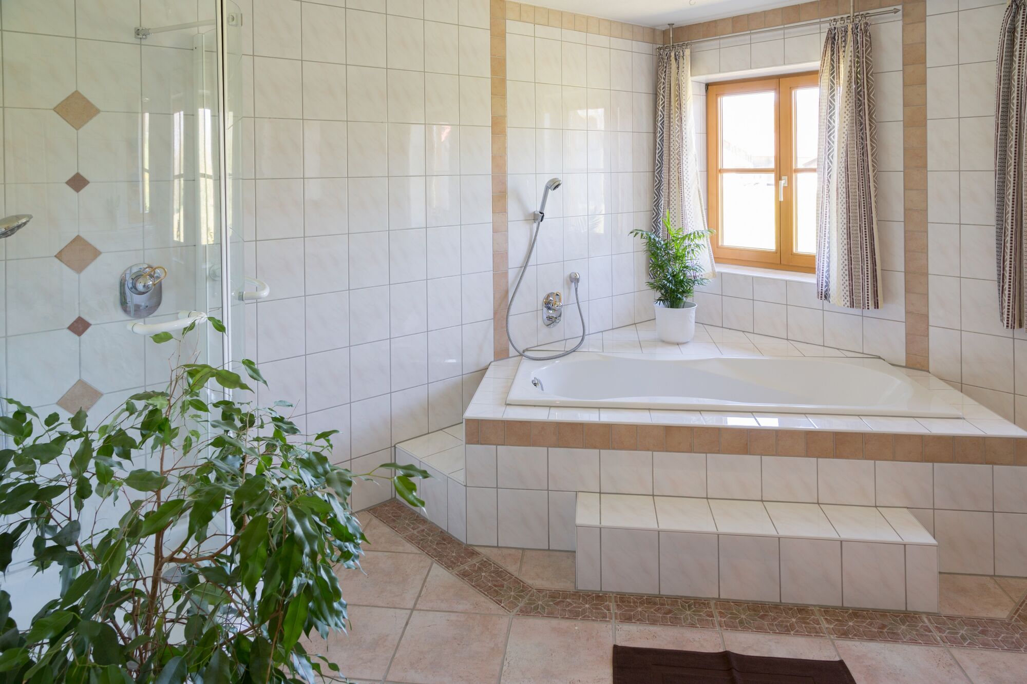 Großes Bad, WC, Dusche, Wanne 1. OG Zellbachblick