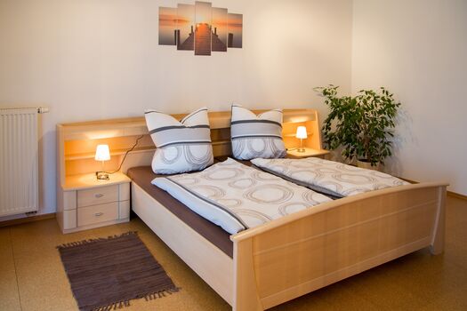 Schlafzimmer 1. OG Ehebett Zellbachblick