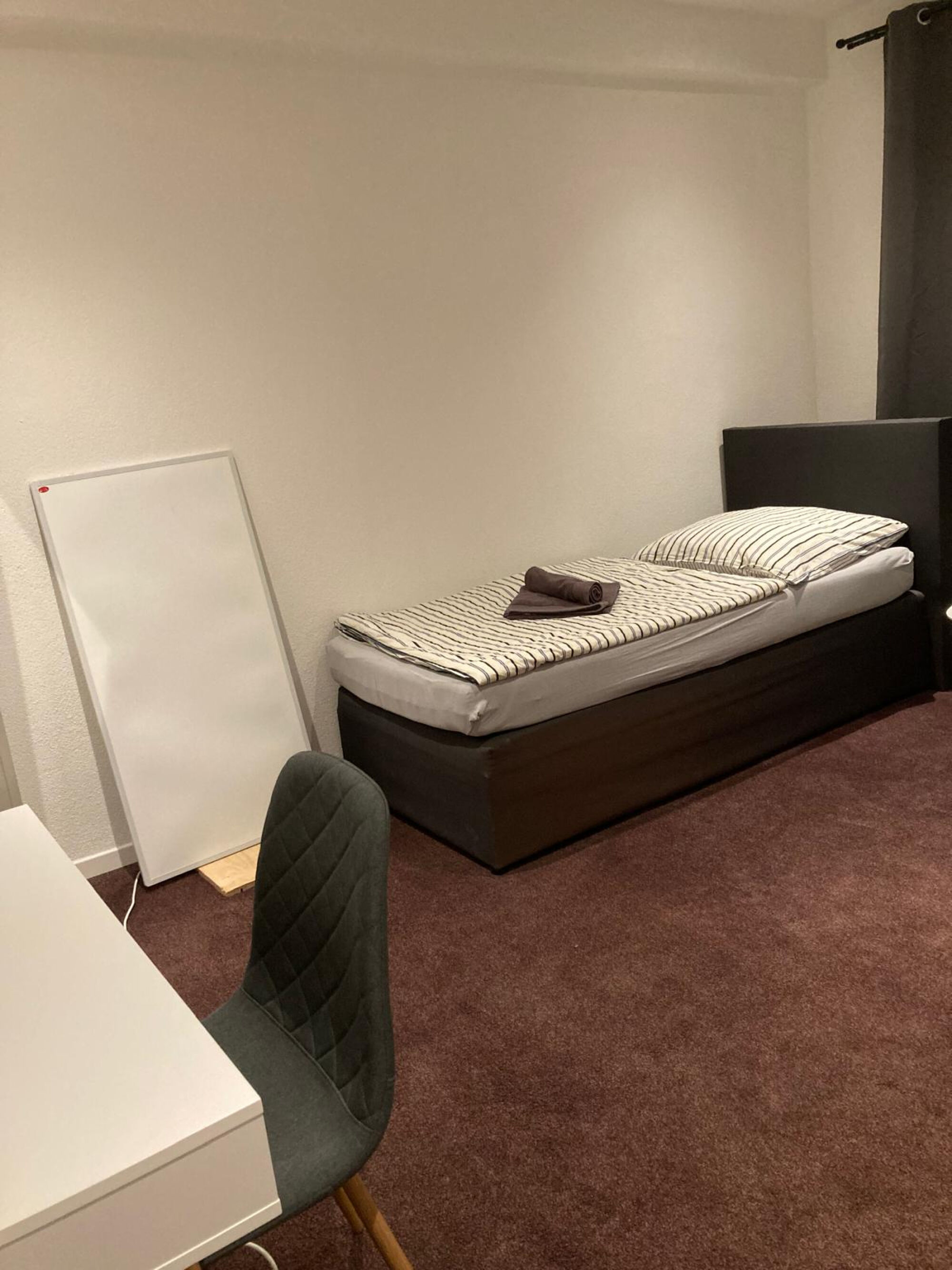 Schlafzimmer 2 in Wohnung 2 - mit Schreibtisch