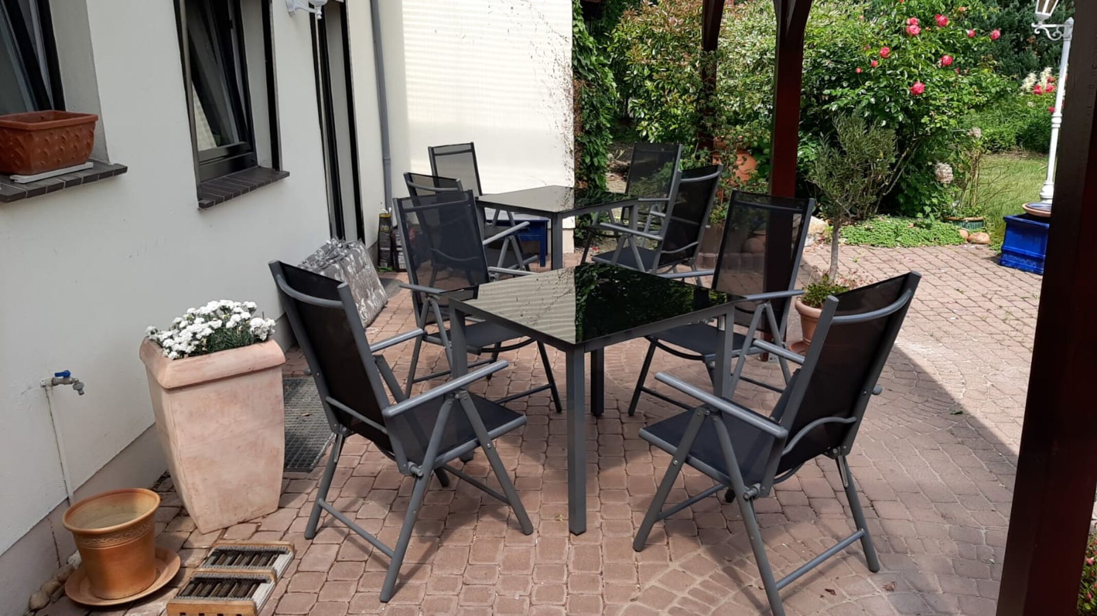 Im Eingangsbereich unter der Pergola