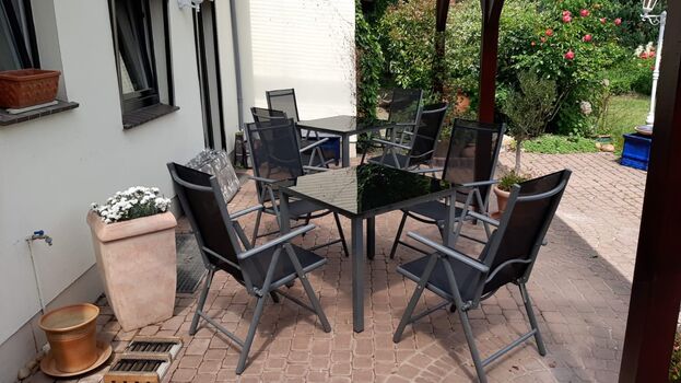 Im Eingangsbereich unter der Pergola