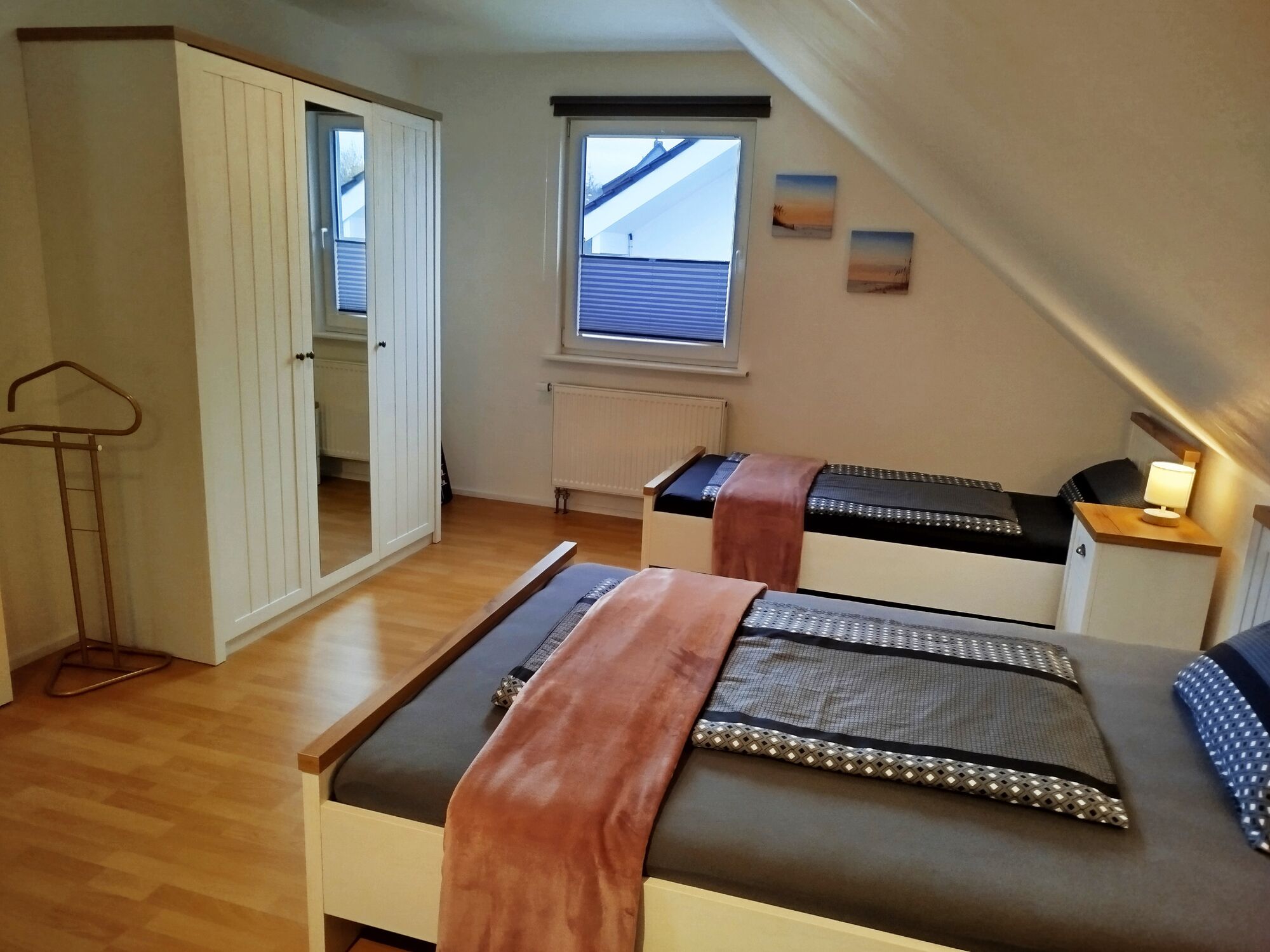 1. Schlafzimmer mit drei Einzelbetten