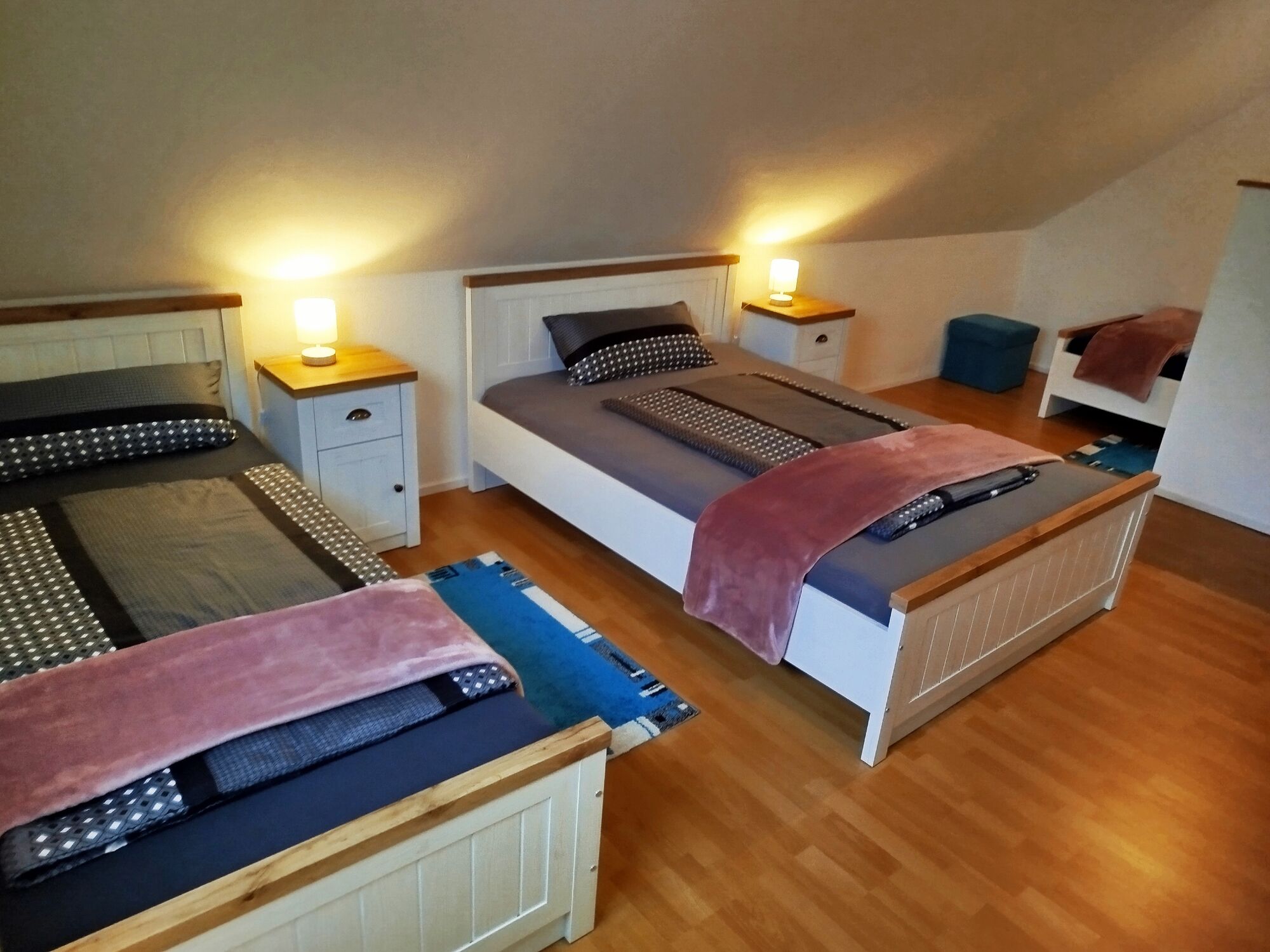 1. Schlafzimmer mit drei Einzelbetten