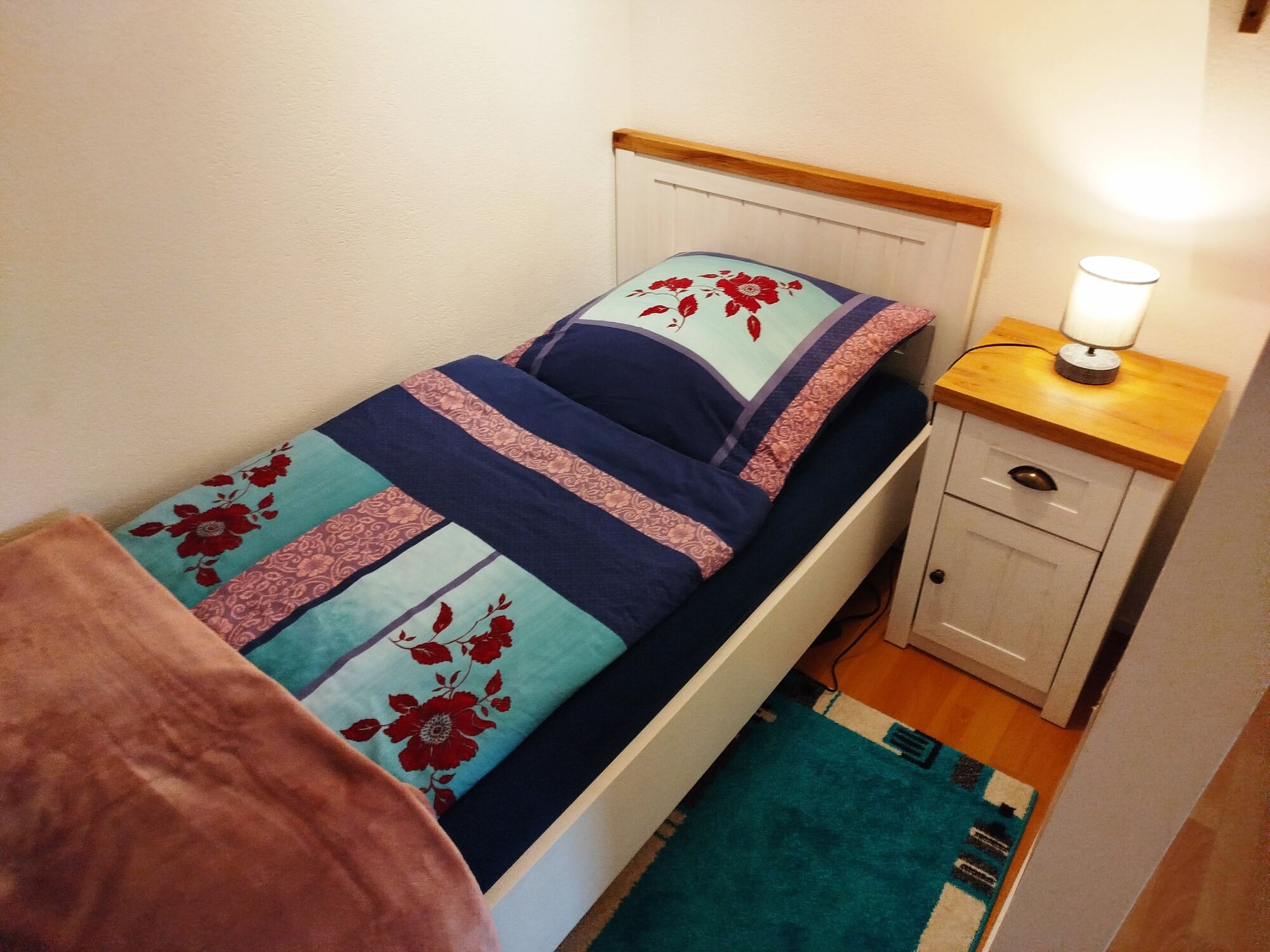 1. Schlafzimmer mit drei Einzelbetten