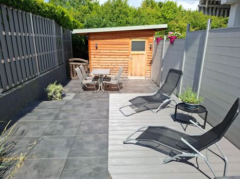 Terrasse mit Gartenlaube / Raucherraum