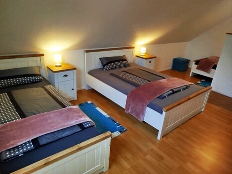 1. Schlafzimmer mit drei Einzelbetten