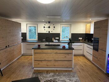 Küche und Wohnzimmer