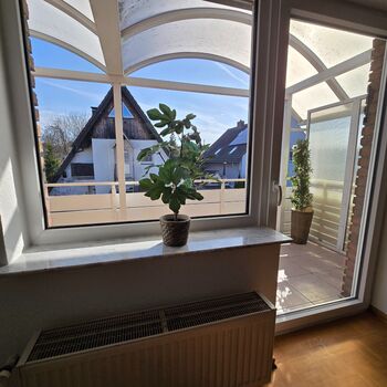 Balkon der Dachgeschosswohnung mit direktem Zugang vom Wohnbereich.
