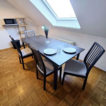 Essbereich der Dachgeschosswohnung mit Platz für bis zu vier Personen.